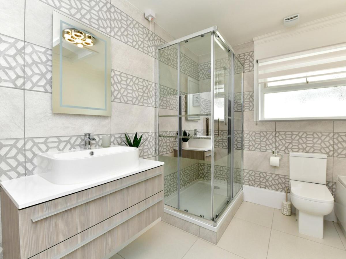 Pass The Keys Newly Refurbished Modern Bungalow - Pets Welcome Villa Swansea Exterior photo