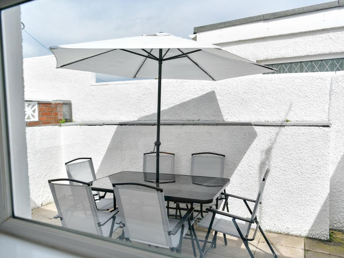 Pass The Keys Newly Refurbished Modern Bungalow - Pets Welcome Villa Swansea Exterior photo